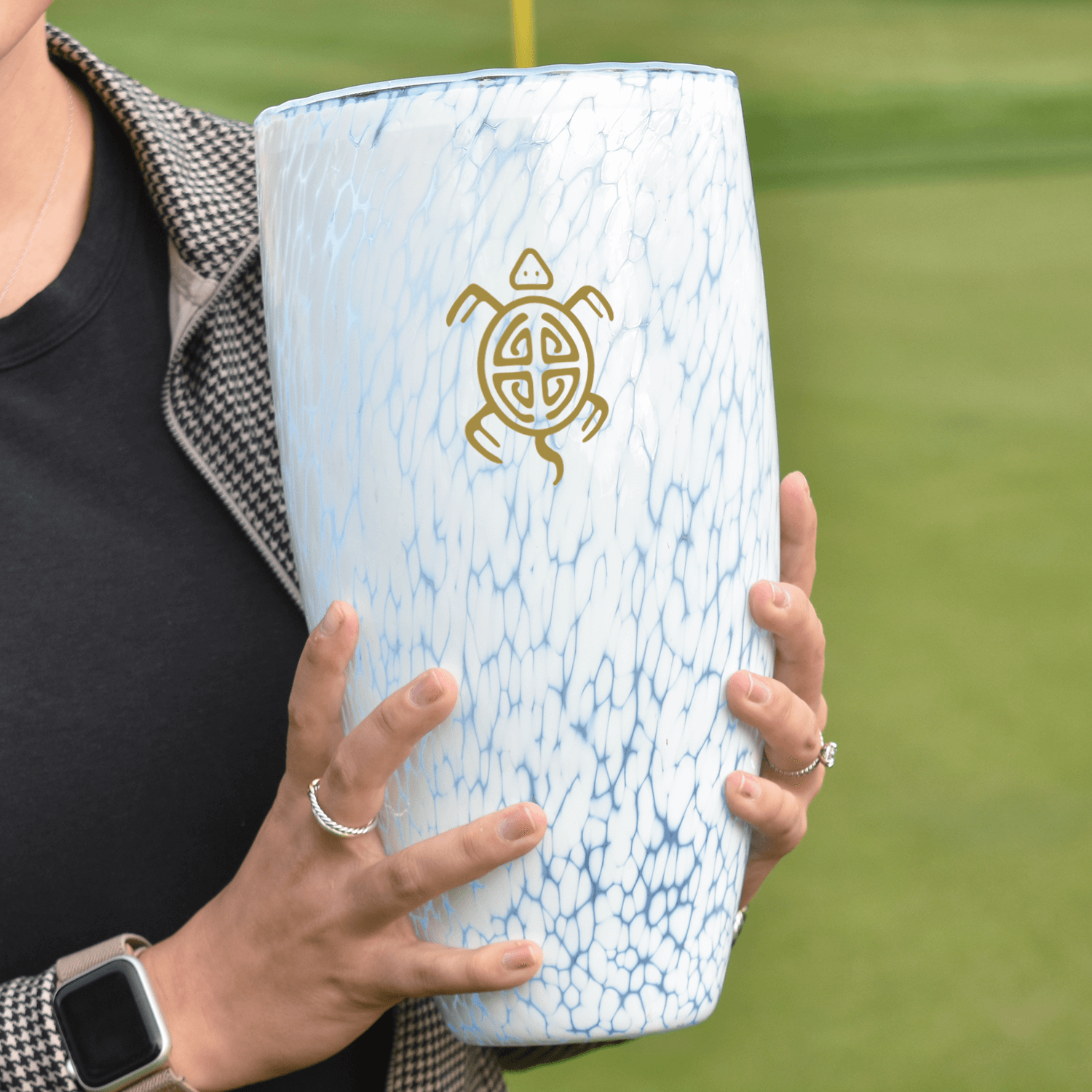 G9083-W_inhands_heritage_web_2025